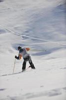 sciatore su montagna foto