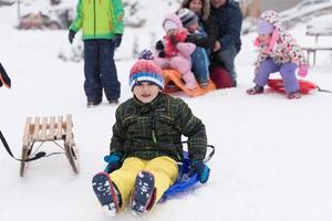 poco ragazzo avendo divertimento su inverno giorno foto