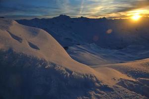 tramonto di neve in montagna foto
