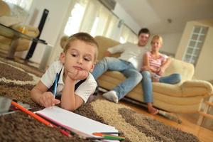 famiglia disegno su scuola tavola a casa foto