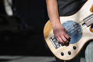 musica chitarra giocatore all'aperto foto