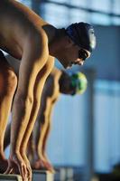 giovane nuotatore all'inizio del nuoto foto