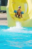 divertimento con acquascivolo sulla piscina all'aperto foto