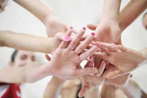 ragazze che giocano a pallavolo indoor foto