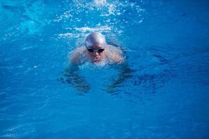 esercizio del nuotatore sulla piscina coperta foto