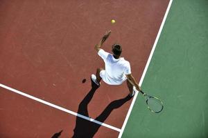 il giovane gioca a tennis foto