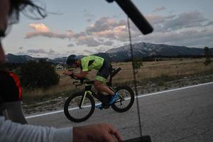 direttore della fotografia che prende un'azione di atleta di bici da triathlon foto