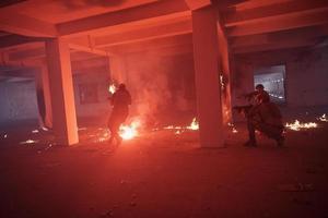 militare truppe nel azione urbano ambiente foto