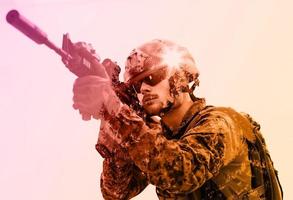 soldato mirando laser vista ottica bianca sfondo foto