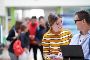 studenti utilizzando moderno tecnologia nel scuola foto