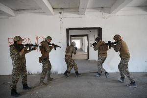 militare truppe nel azione urbano ambiente foto