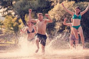 estate gioia amici avendo divertimento su fiume foto