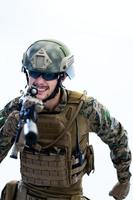 soldato nel azione mirando laser vista ottica foto