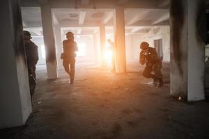 militare truppe nel azione urbano ambiente foto