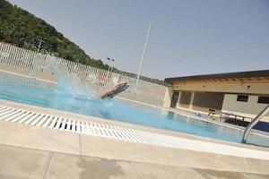 bellissimo donna rilassare su nuoto piscina foto