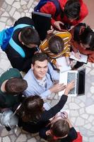 studenti utilizzando moderno tecnologia per scuola progetto foto