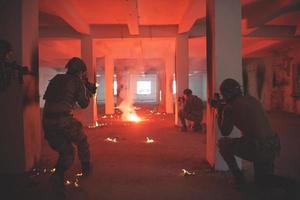 militare truppe nel azione urbano ambiente foto