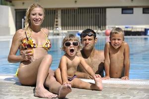 contento giovane famiglia avere divertimento su nuoto piscina foto