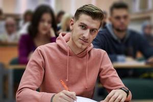 alunno assunzione Appunti mentre studiando nel alto scuola foto