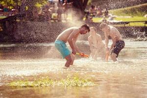 estate gioia amici avendo divertimento su fiume foto