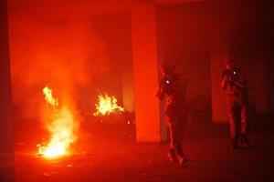 militare truppe nel azione urbano ambiente foto