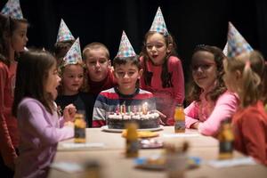 il giovane ragazzo con gioia festeggiare il suo compleanno foto