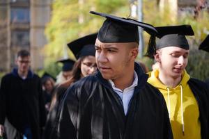 gruppo di diverso internazionale laurea studenti festeggiare foto