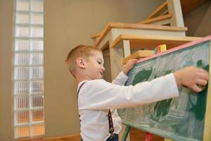 famiglia disegno su scuola tavola a casa foto