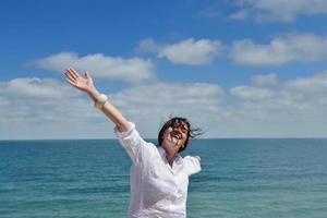 felice giovane donna con le braccia allargate al cielo foto