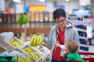 madre con bambino nel shopping foto