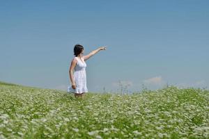 giovane donna felice in campo verde foto