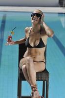 bellissimo donna rilassare su nuoto piscina foto