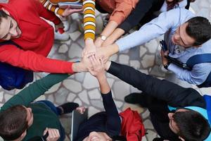 gruppo di contento giovane persone mostrando loro unità. foto