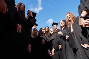 gruppo di diverso internazionale laurea studenti festeggiare foto