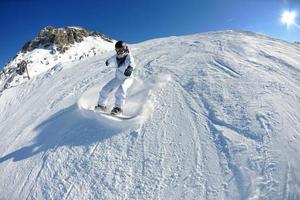 sciare sulla neve fresca nella stagione invernale in una bella giornata di sole foto