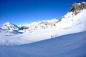 alta montagna sotto la neve in inverno foto