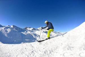 sciare sulla neve fresca nella stagione invernale in una bella giornata di sole foto