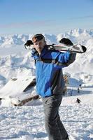 persone gruppo su neve a inverno stagione foto