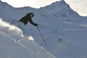 donna sciare su fresco neve a inverno stagione foto