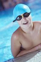 contento bambino su nuoto piscina foto