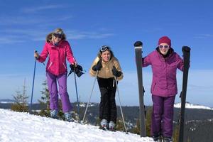 inverno stagione divertimento con gruppo di ragazze foto