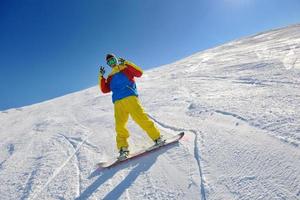 sciare sulla neve fresca nella stagione invernale in una bella giornata di sole foto