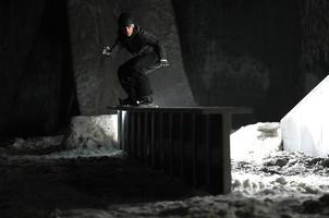 freestyle snowboarder saltare nel aria a notte foto