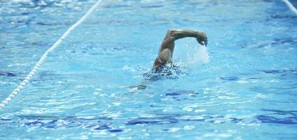 nuotatore nel piscina foto