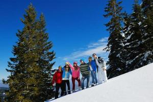 amici avere divertimento a inverno su fresco neve foto