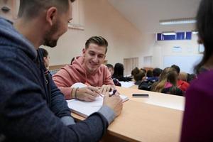 studenti gruppo nel anfiteatro foto