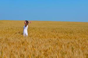 giovane donna nel campo di grano in estate