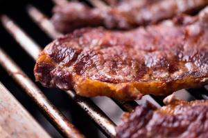 deliziosa carne alla griglia sul barbecue foto