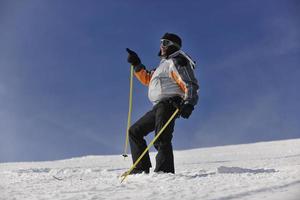 sciatore su montagna foto