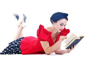 bellissimo giovane donna leggere libro foto